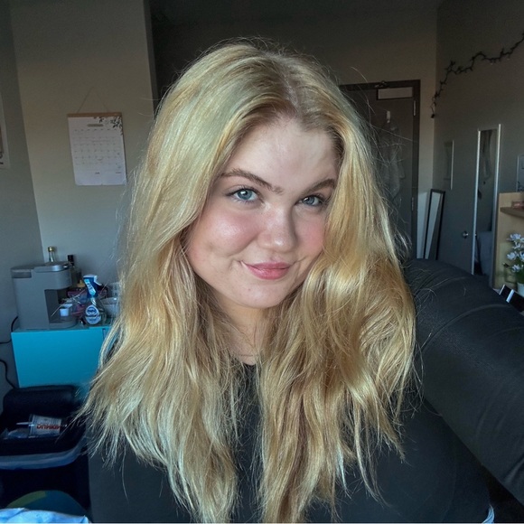 Meet your Posher, Taylor - Picture 2 of 3